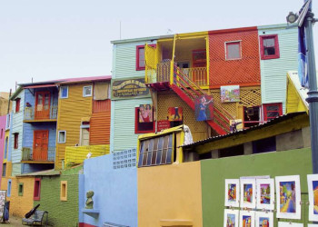 Typische bunte Häuser im Stadtviertel La Boca in Buenos Aires, Argentinien