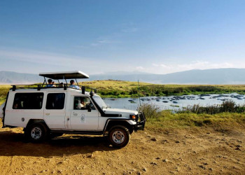 Mit dem Geländewagen unterwegs im Ngorongoro-Krater