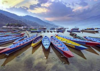 Boote am Ufer des Phewasees bei Pokhara, Nepal
