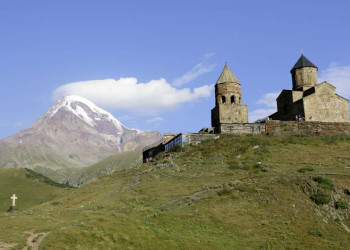 Gergeti-Dreifaltigkeitskirche in Stepantsminda vor dem Berg Kasbek.