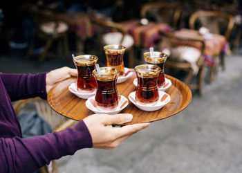 Zum Wohle: traditioneller türkischer Tee in Gläsern