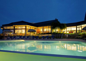 Außenansicht des Novotel Amboise mit Pool