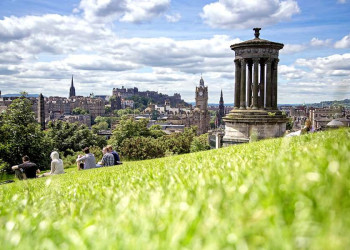 Ikonische Aussicht vom Calton Hill auf Edinburgh