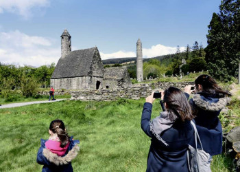 Die Klosteranlage in Glendalough im County Wicklow