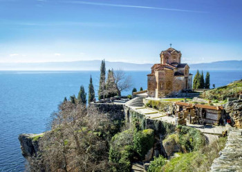 Die Kaneokirche oberhalb des Ohrid-Sees in Nordmazedonien