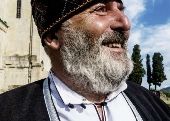 Ein Georgier mit landestypischer Kopfbedeckung