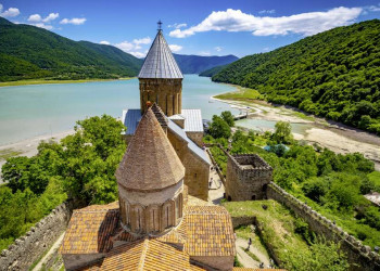 Klosterfestung Ananuri im Großen Kaukasus in Georgien
