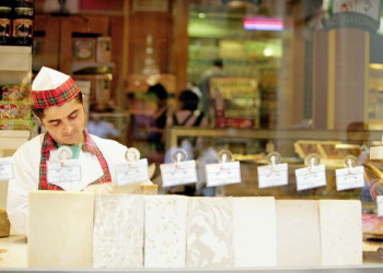Ein Süßwarenladen im Hafenviertel Karaköy in Istanbul