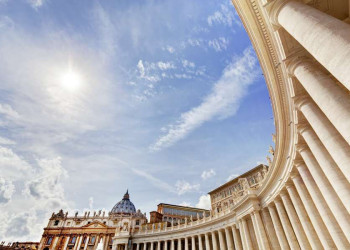 Kolonnaden um den Petersplatz in Rom