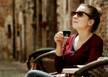 Kaffeepause in einer italienischen Altstadt