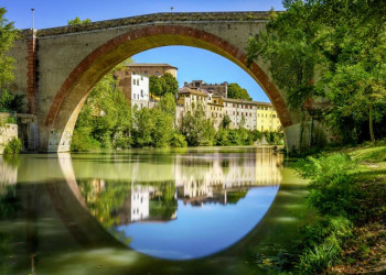 Die Brücke über den Metauro in Fossombrone in der Nähe von Urbino