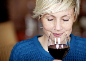 Zum Genießen: ein Glas französischen Rotweins