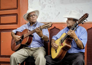 Zwei kolumbianische Musikanten mit ihrer Gitarre