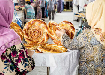 Händlerinnen verkaufen das mit Brotstempeln verzierte traditionelle Fladenbrot, Non genannt.