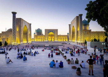 Auf dem abendlichen Registanplatz in Samarkand