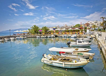 Der Hafen von Saranda an der Küste Albaniens