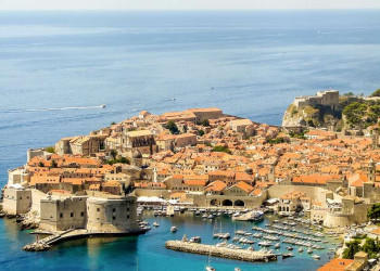 Die Altstadt von Dubrovnik, malerisch umspielt vom Adriatischen Meer