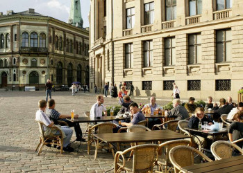 Personen im Cafe am Domplatz in Riga.