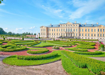 Im Park von Schloss Rundale in Lettland