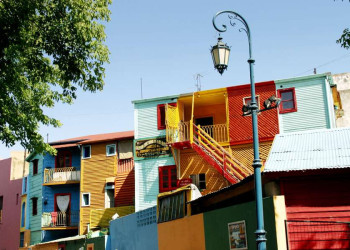 Die bunten Häuser des Viertels La Boca in Buenos Aires