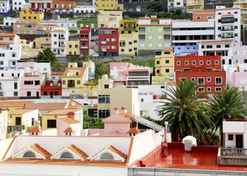 Bunte Häuserkulisse der charmanten Inselhauptstadt San Sebastian