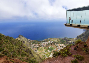 Auf der Aussichtsplattform Mirador de Abreante wird ein gewisser Nervenkitzel mit einem gigantischen Ausblick belohnt