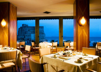 Das Restaurant des Hotels Royal Continental in Neapel