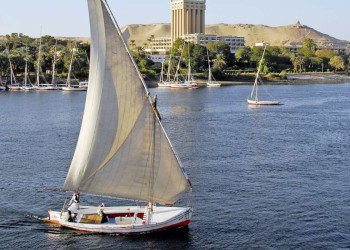 Eine Feluke auf dem Nil vor der Kulisse von Assuan
