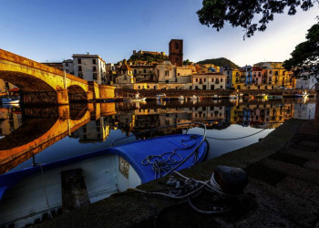 Buntes Fassaden-Panorama am Fluss in Bosa