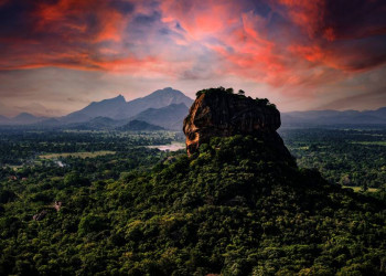 Die Felsenfestung von Sigiriya ragt aus der Landschaft