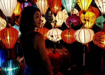 Hunderte bunt leuchtende Lampions in den Straßen von Hoi An