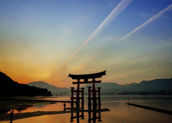 Torii im Meer auf der Insel Miyajima bei Hiroshima