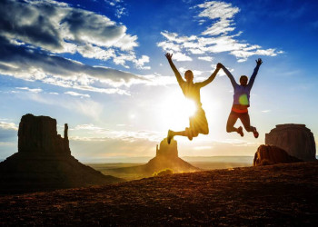 Freudensprünge junger Traveller im Monument Valley