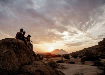 Sonnenuntergang in der Wüstenlandschaft von Namibia