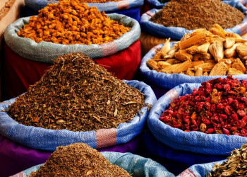 Und wie das duftet: farbenfrohe Gewürze auf einem Markt in Marokko