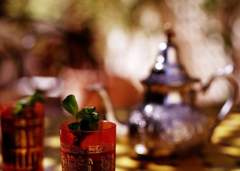 Ein Glas mit frischem marokkanischem Minztee