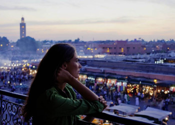 Blick über den Hauptplatz Djemaa el-Fna in Marrakesch