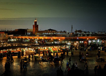 Der Marktplatz Djemma el-Fna bei Nacht