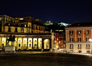 Die Piazza del Plebiscito in Neapel bei Nacht