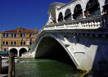Die Rialtobrücke vom Ufer aus