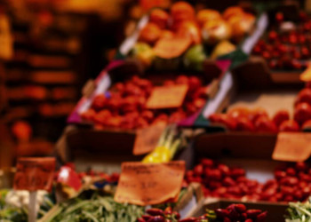 Marktstand mit sonnengereiftem Gemüse in Italien