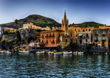 Blick auf den Hafen von Lipari