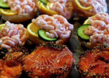 Typisch Norwegen: frische Lachs- und Krabbenbrötchen
