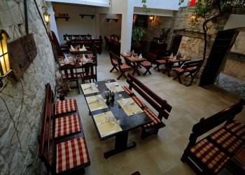 Unter Weinranken in unserem Hotel in Trogir