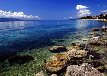 Das glasklare Wasser der Adria verspricht Badespaß!