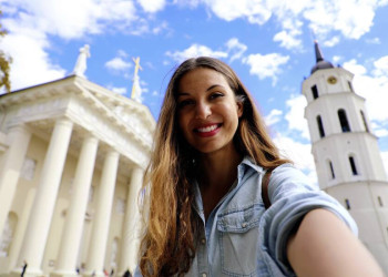 Junge Frau in Vilnius
