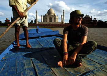 Auf einem Boot vor dem Taj Mahal