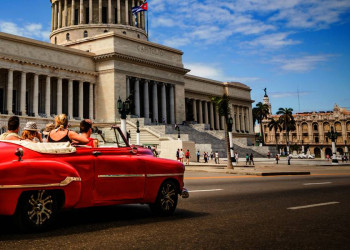 Oldtimer vor dem Capitolio in Havanna