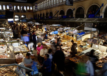 Geschäftiges Treiben in den Athener Markthallen