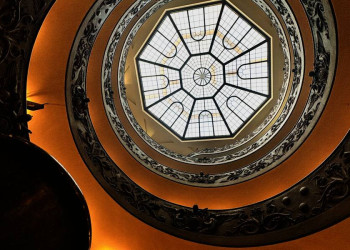 Ein Treppenhaus im Vatikan